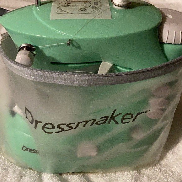 Sewing Machine - Picture 3 of 3